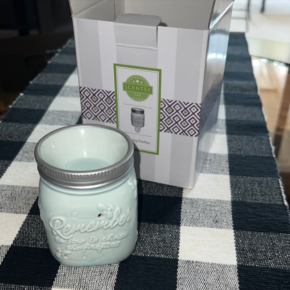 Scentsy “Chasing Fireflies” Mini Wax Warmer Wall Plug In